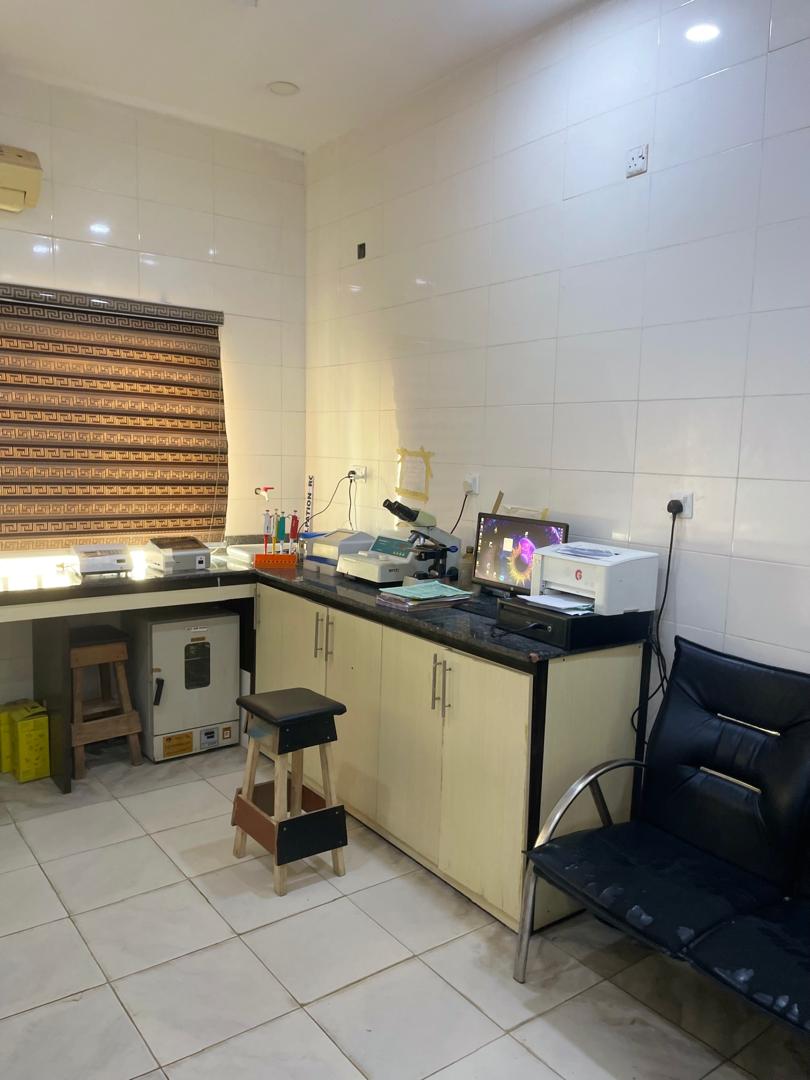 Laboratory bench with sample analysis equipment